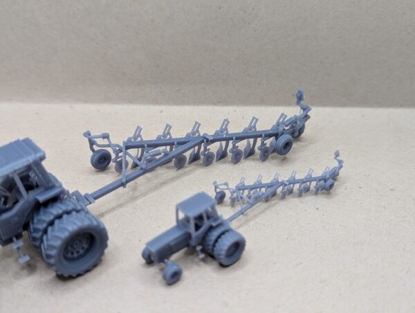 N Scale Red 720 plow, 6 bottom