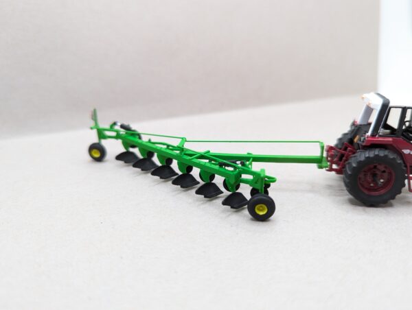 HO Scale Green 2450 plow, 6 bottom