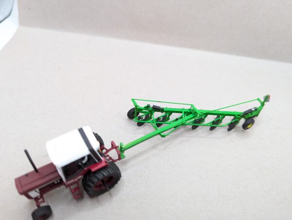 HO Scale Green 2450 plow, 6 bottom