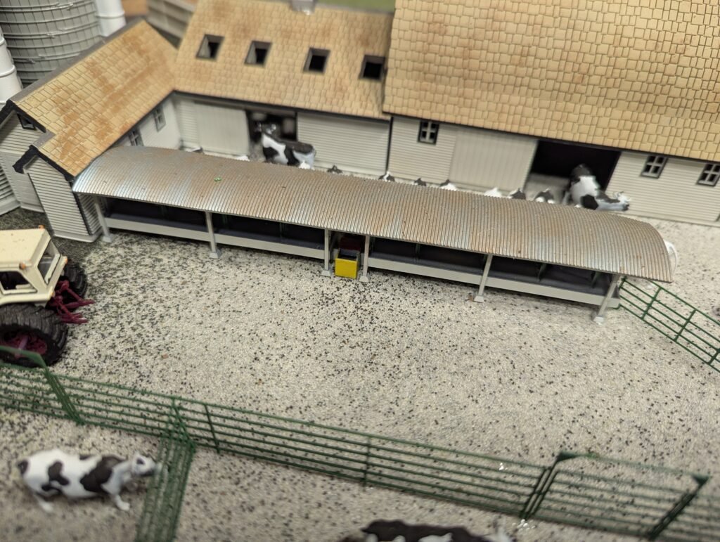 HO Covered Feed Bunk with Auger