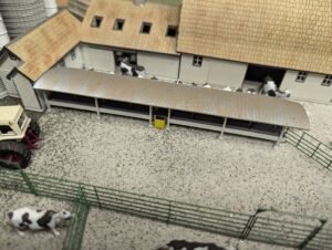 HO Covered Feed Bunk with Auger