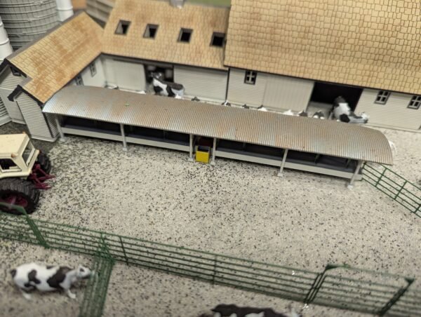HO Covered Feed Bunk with Auger