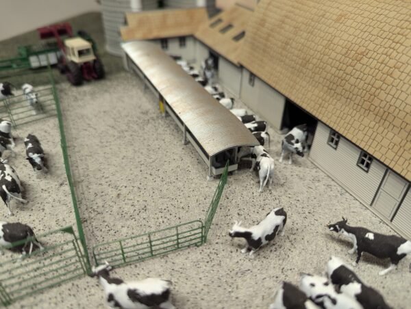 HO Covered Feed Bunk with Auger
